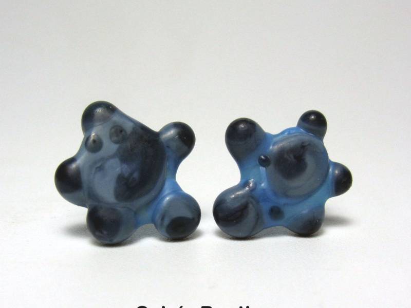 Jeansblaue Lampwork Ohrstecker Im Wolken Design von CajasBoutique