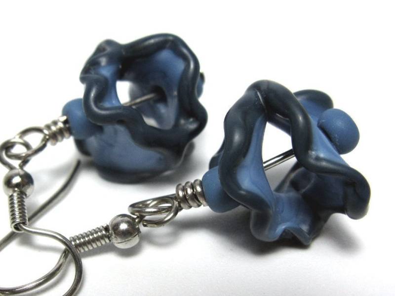 Jeansblaue Ohrringe - Lampwork Perlen, Handgefertigte Wellenperlen, Dezente Farbgebung Mit Ausgefallenem Design von CajasBoutique