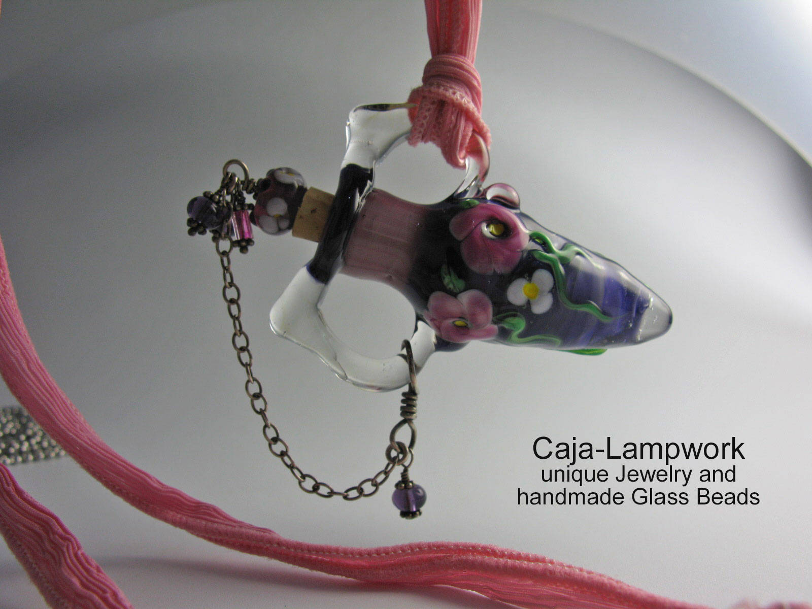 Kette Mit Handgefertigter Lila Glas Amphore, Lampwork Rosen Malerei, Rosa Seidenband, Korken von CajasBoutique