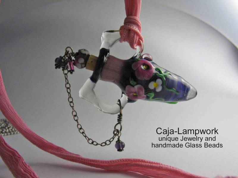 Kette Mit Handgefertigter Lila Glas Amphore, Lampwork Rosen Malerei, Rosa Seidenband, Korken Kette Mit Handgefertigter Lila Glas Amphore, Lampwork Rosen Malerei, Rosa Seidenband, Korken von CajasBoutique