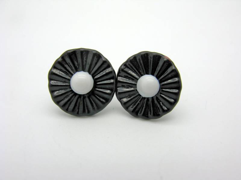 Kleine Schwarz Weisse Blümchen Ohrstecker, Kleine Glasblüten, Blumen-Ohrschmuck, Handgemachte Glasblüten Kleine Schwarz Weisse Blümchen Ohrstecker, Kleine Glasblüten, Blumen-Ohrschmuck, Handgemachte Glasblüten von CajasBoutique