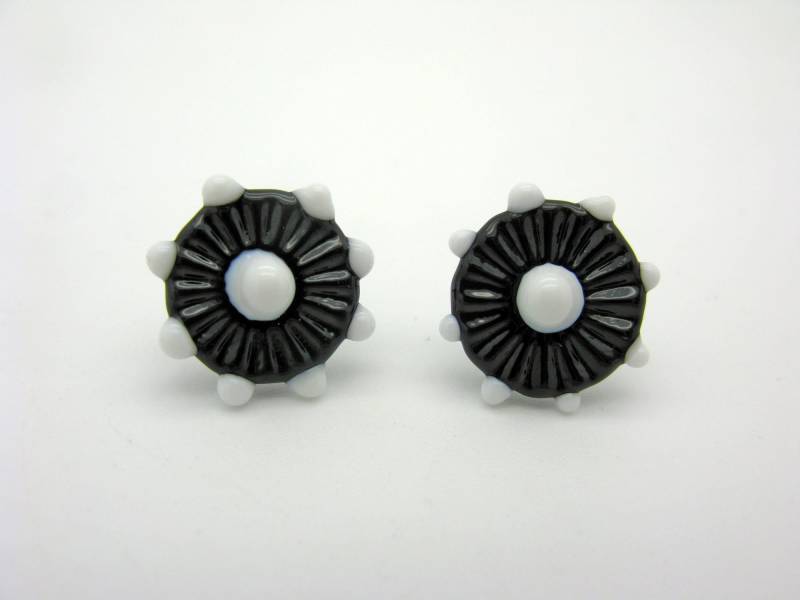 Kleine Schwarz Weisse Blümchen Ohrstecker Mit Dots, Kleine Glasblüten, Blumen-Ohrschmuck, Handgemachte Glasblüten von CajasBoutique
