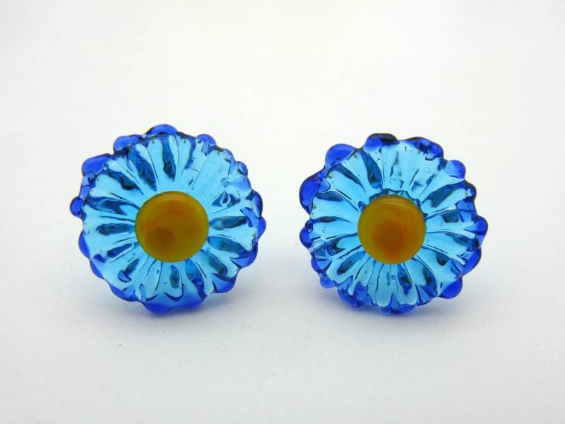 Kleine Türkise Blümchen Ohrstecker Mit Blauem Rand, Kleine Glasblüten, Ohrstecker, Blumen-Ohrschmuck, Handgemachte Glasblüten von CajasBoutique