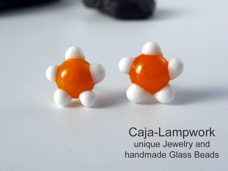 Kleine Weiß-Orange Blümchen Ohrstecker Aus Glas Kleine Weiß-Orange Blümchen Ohrstecker Aus Glas von CajasBoutique