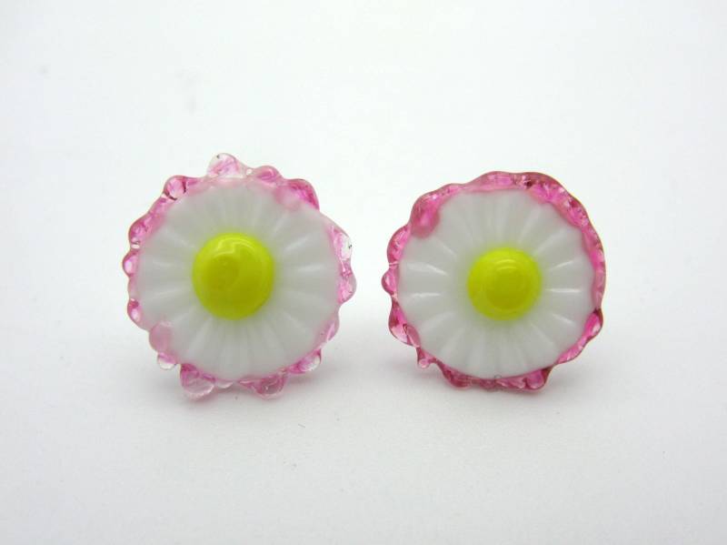 Kleine Weisse Gänseblümchen Ohrstecker Mit Rosa Rand, Kleine Glasblüten, Blümchen Ohrstecker, Blumen-Ohrschmuck, Handgemachte Glasblüten Kleine Weisse Gänseblümchen Ohrstecker Mit Rosa Rand, Kleine Glasblüten, Blümchen Ohrstecker, Blumen-Ohrschmuck, Handgemachte Glasblüten von CajasBoutique
