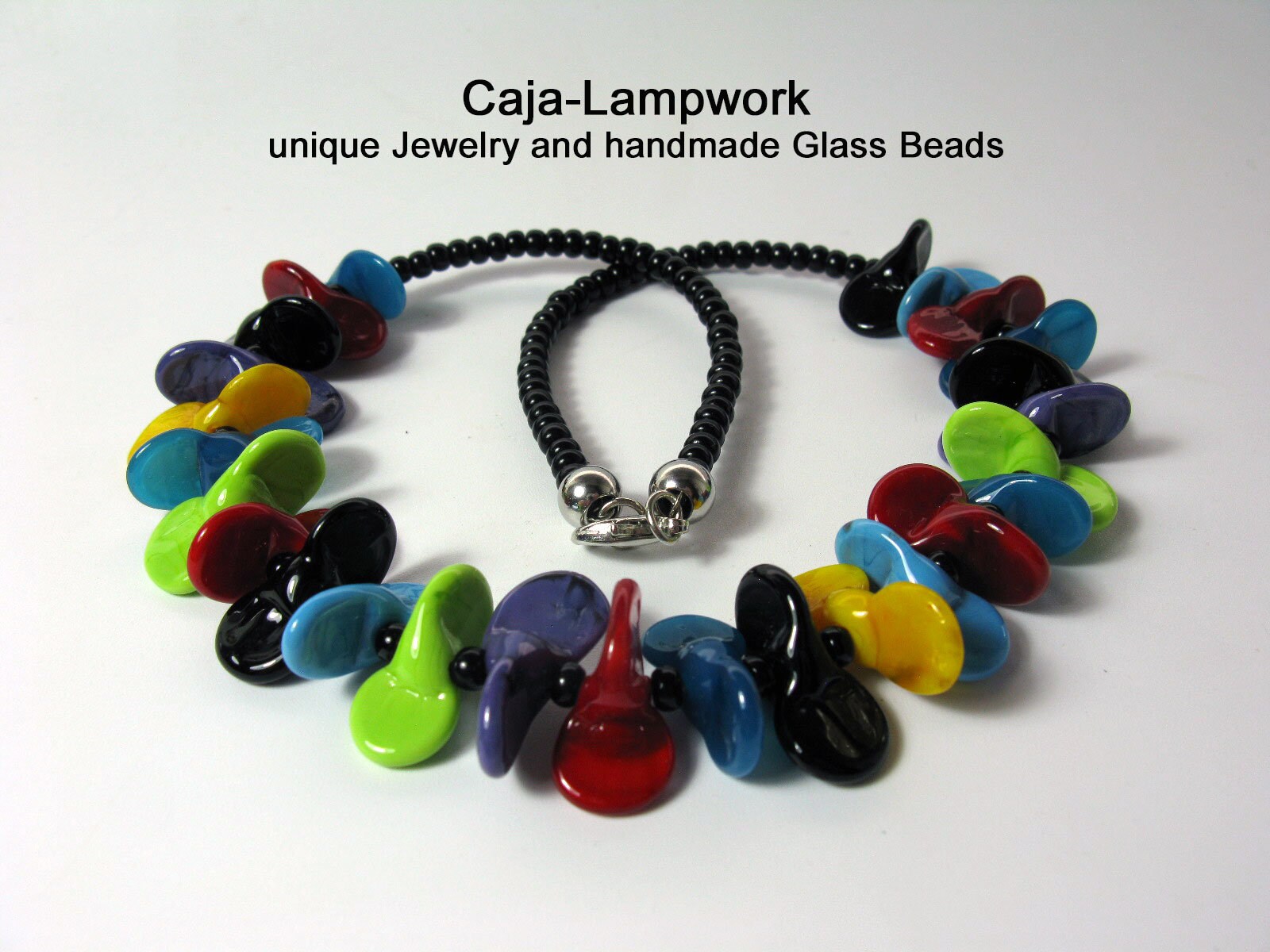 Kurze, Bunte Kette Mit Handgemachten Glasperlen, Lampwork Perlen, Fröhliche Propeller Hingucker von CajasBoutique