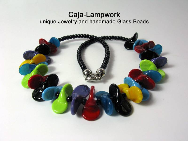Kurze, Bunte Kette Mit Handgemachten Glasperlen, Lampwork Perlen, Fröhliche Propeller Hingucker Kurze, Bunte Kette Mit Handgemachten Glasperlen, Lampwork Perlen, Fröhliche Propeller Hingucker von CajasBoutique