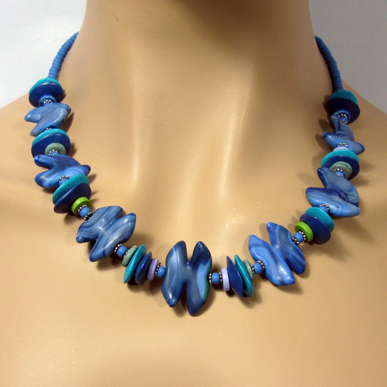 Kurze, Jeans Blaue Kette Mit Handgemachten Glasperlen, Mattierte Zacken Perlen, Aussergewöhnlicher Glasschmuck, Statement von CajasBoutique