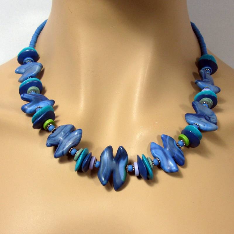 Kurze, Jeans Blaue Kette Mit Handgemachten Glasperlen, Mattierte Zacken Perlen, Aussergewöhnlicher Glasschmuck, Statement von CajasBoutique