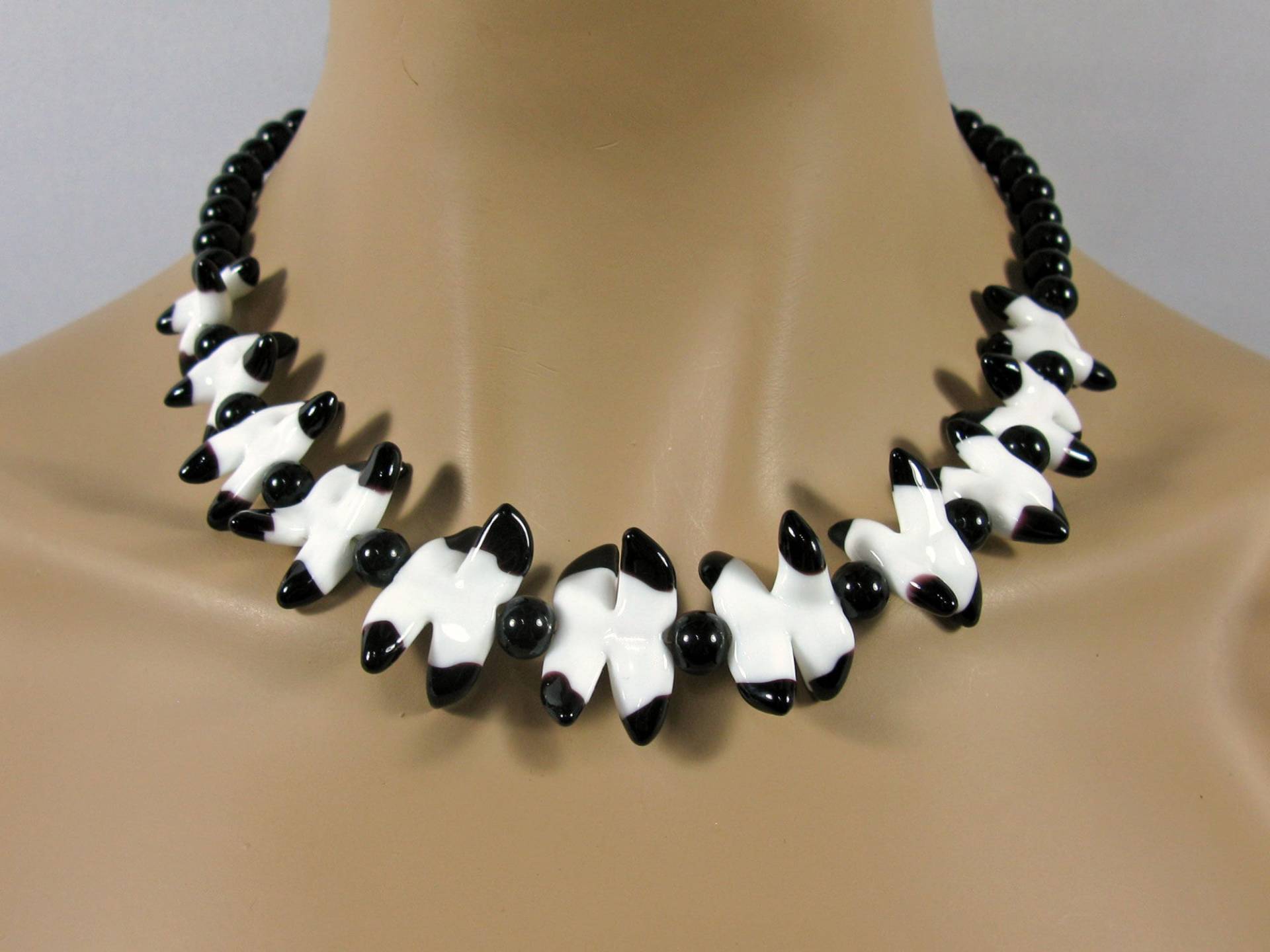 Kurze, Schwarz Weiße Kette Mit Handgemachten Glasperlen, Bizarre Zackenperlen, Eigenwilliger Glasschmuck, Statement Kette, Ca. 50 cm von CajasBoutique
