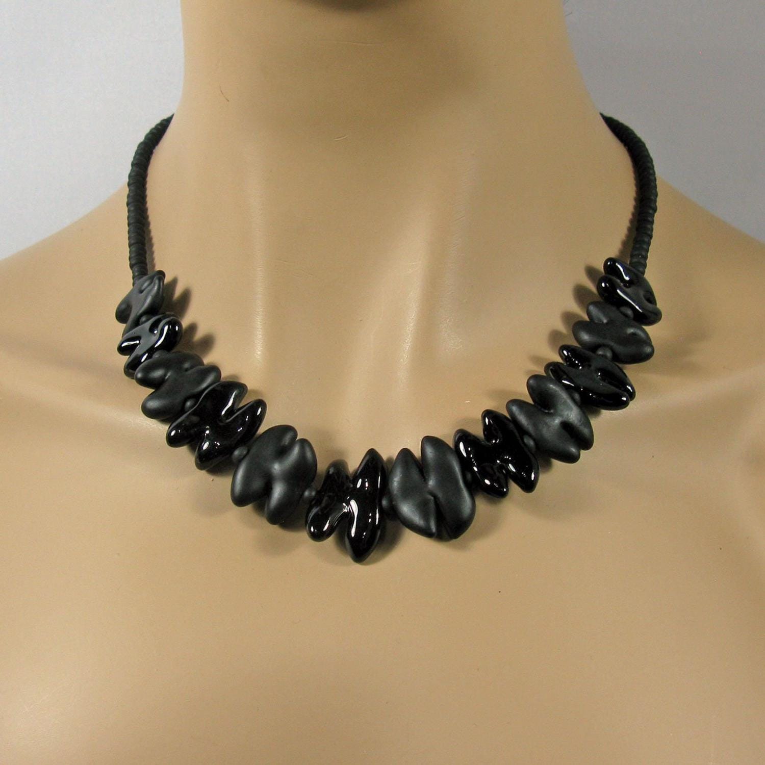 Kurze, Schwarze Kette Mit Handgemachten Glasperlen, Glänzende Und Mattierte Perlen Im Wechsel, Zackenperlen, Aussergewöhnlicher Glasschmuck von CajasBoutique