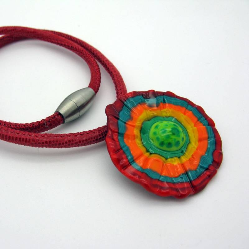 Kurze Lederkette Mit Großem Sehr Buntem Wechsel Glas Top, Rote 2, 5 Er Gewinde Wechselanhänger Kurze Lederkette Mit Großem Sehr Buntem Wechsel Glas Top, Rote 2, 5 Er Gewinde Wechselanhänger von CajasBoutique