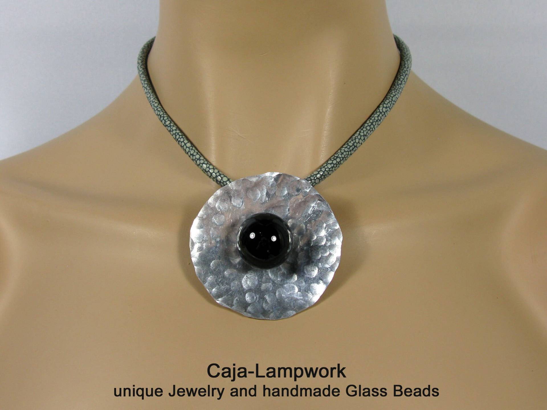 Kurze Lederkette Mit Großer Gehämmerter Wechselscheibe Und Glas Top, Silber-Schwarz-Graue Kette 2, 5 Er Gewinde von CajasBoutique