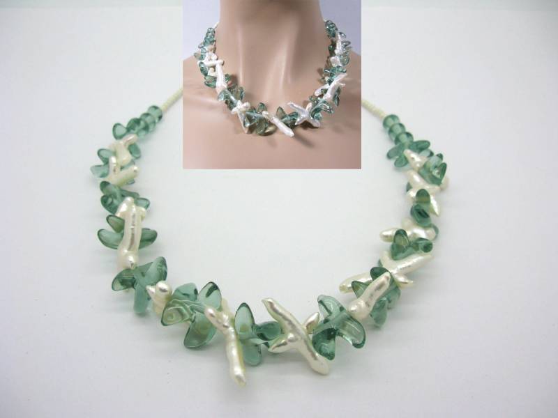 Kurze Lindgrün Cremefarbene Lampwork Kette Mit Zuchtperlen, Statement Kette, Edle Perlenkette, Einzelstück, Unikat von CajasBoutique