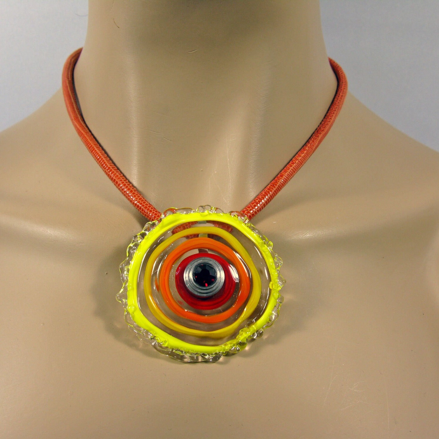 Kurze Orange Lederkette Mit Großer Gelb-Oranger Wechsel Glasscheibe Und Straß Top, 2, 5 Er Gewinde Wechselanhänger von CajasBoutique