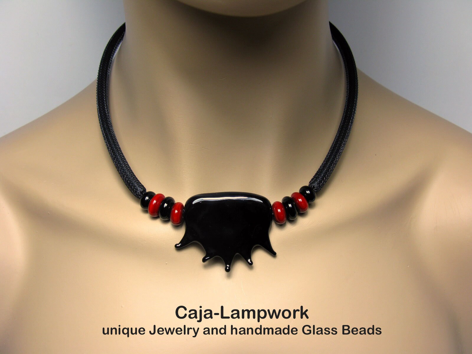 Kurze Schwarze Lampwork Kette, Frei Hand Gefertigte Glasperlen, Statement Hingucker, Leichte Ca. 47 cm von CajasBoutique