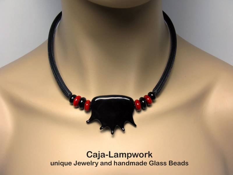 Kurze Schwarze Lampwork Kette, Frei Hand Gefertigte Glasperlen, Statement Hingucker, Leichte Ca. 47 cm Kurze Schwarze Lampwork Kette, Frei Hand Gefertigte Glasperlen, Statement Hingucker, Leichte Ca. 47 cm von CajasBoutique
