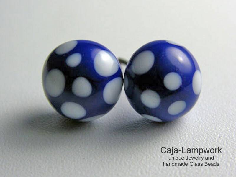 Lampwork Ohrstecker, Blau Mit Weissen Polka Dots, Chirurgenstahl, Blaue Glas Ohrstecker von CajasBoutique