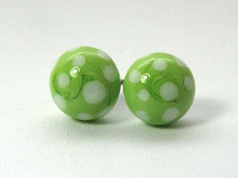 Lampwork Ohrstecker Mit Polka Dots, Grün Weissen Punkten, Chirurgenstahl Stecker, Fröhliche Pünktchen Ohrstecker, Glas Lampwork Ohrstecker Mit Polka Dots, Grün Weissen Punkten, Chirurgenstahl Stecker, Fröhliche Pünktchen Ohrstecker, Glas von CajasBoutique
