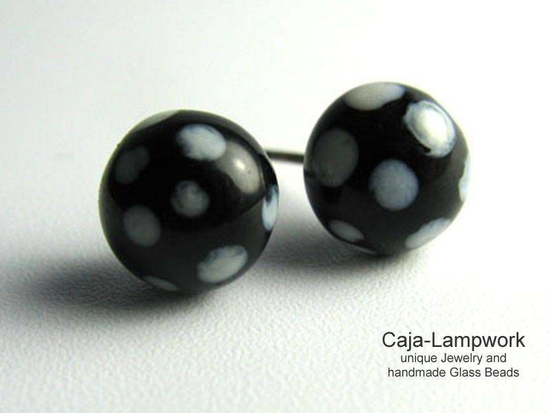 Lampwork Ohrstecker Mit Polka Dots, Schwarz Elfenbein Farbenen Punkten, Chirurgenstahl, Fröhliche Pünktchen Ohrstecker, Glas von CajasBoutique