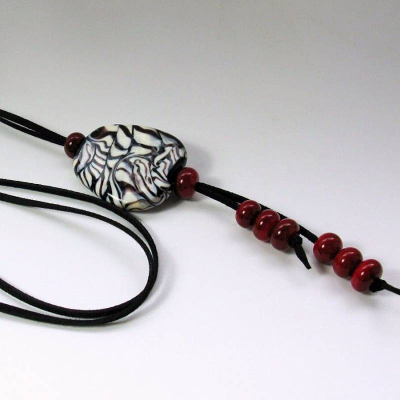 Lange, Schwarz Rot Elfenbein Farbene Glasperlen Kette, Handgefertigte Lampwork Perlen, Interressantes Muster von CajasBoutique