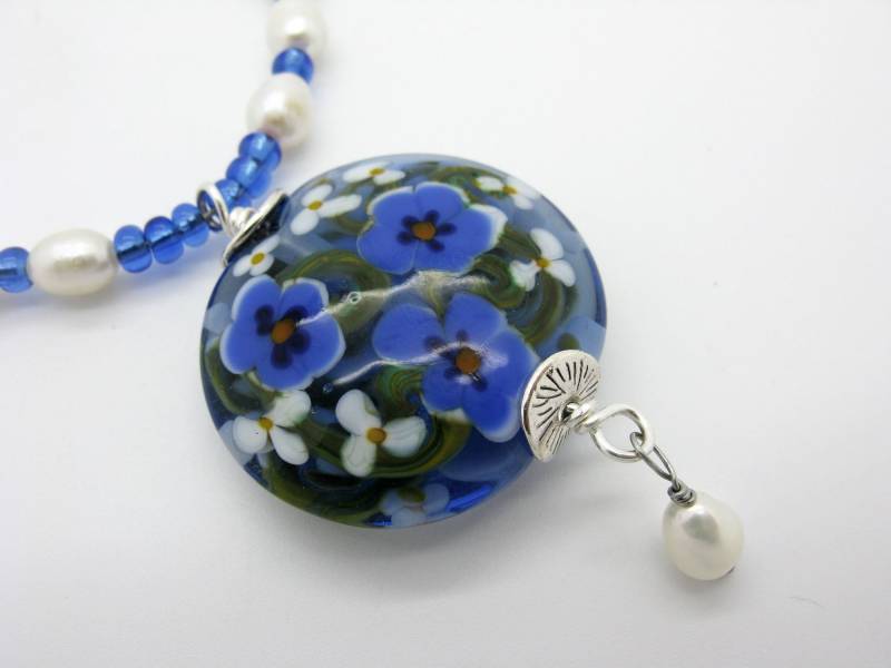Lange Blaue Kette Mit Großer Lampwork Linsen Perle, Blümchen Malerei Auf Glas, Süßwasser Zuchtperlen, Einzelstück von CajasBoutique