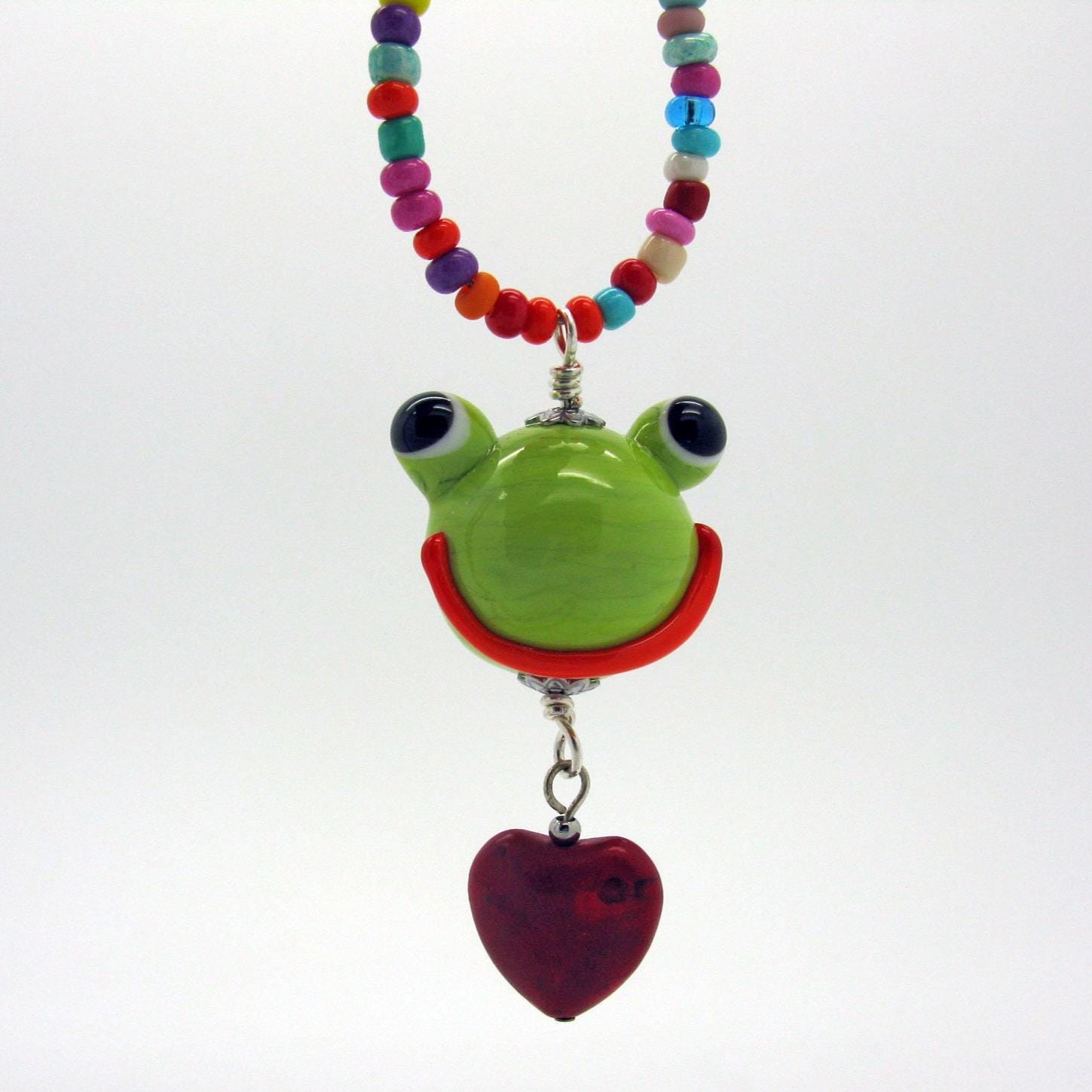 Lange Bunte Frosch Kette, Handgefertigte Grüne Froschperle, Heitere Kette von CajasBoutique