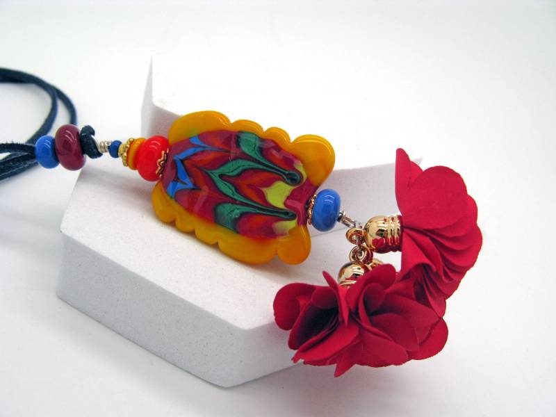 Lange Bunte Lampwork Kette, Handgefertigte Glasperlen, Einzigartige Statement Kette Mit Roten Stoffblüten Dekoriert von CajasBoutique