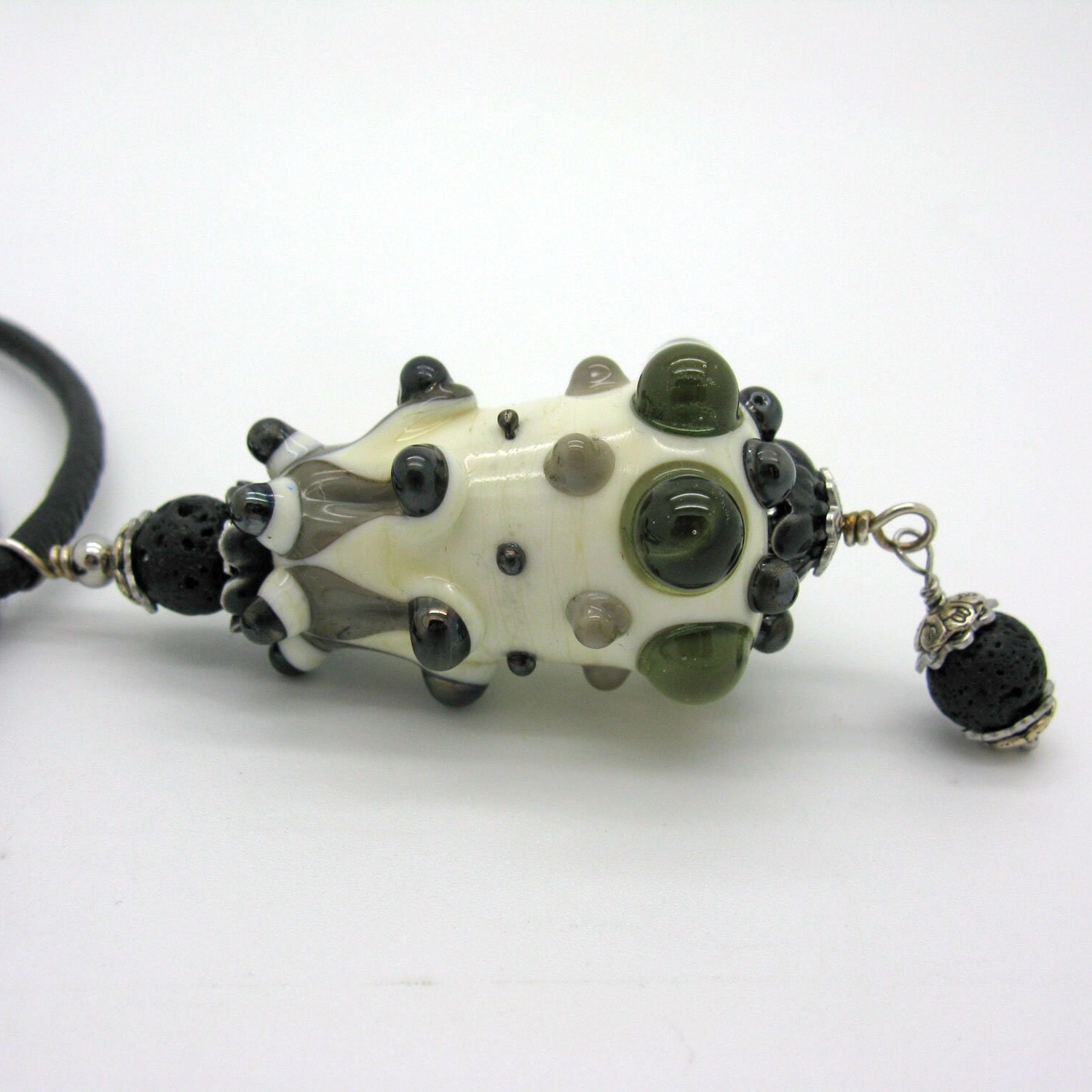 Lange Elfenbein Graue Lampwork Kette, Handgefertigte Glasperle Mit Gesäumter Nappaleder Einzigartige Statement Kette von CajasBoutique