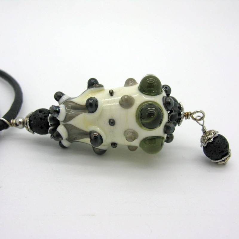 Lange Elfenbein Graue Lampwork Kette, Handgefertigte Glasperle Mit Gesäumter Nappaleder Einzigartige Statement Kette Lange Elfenbein Graue Lampwork Kette, Handgefertigte Glasperle Mit Gesäumter Nappaleder Einzigartige Statement Kette von CajasBoutique