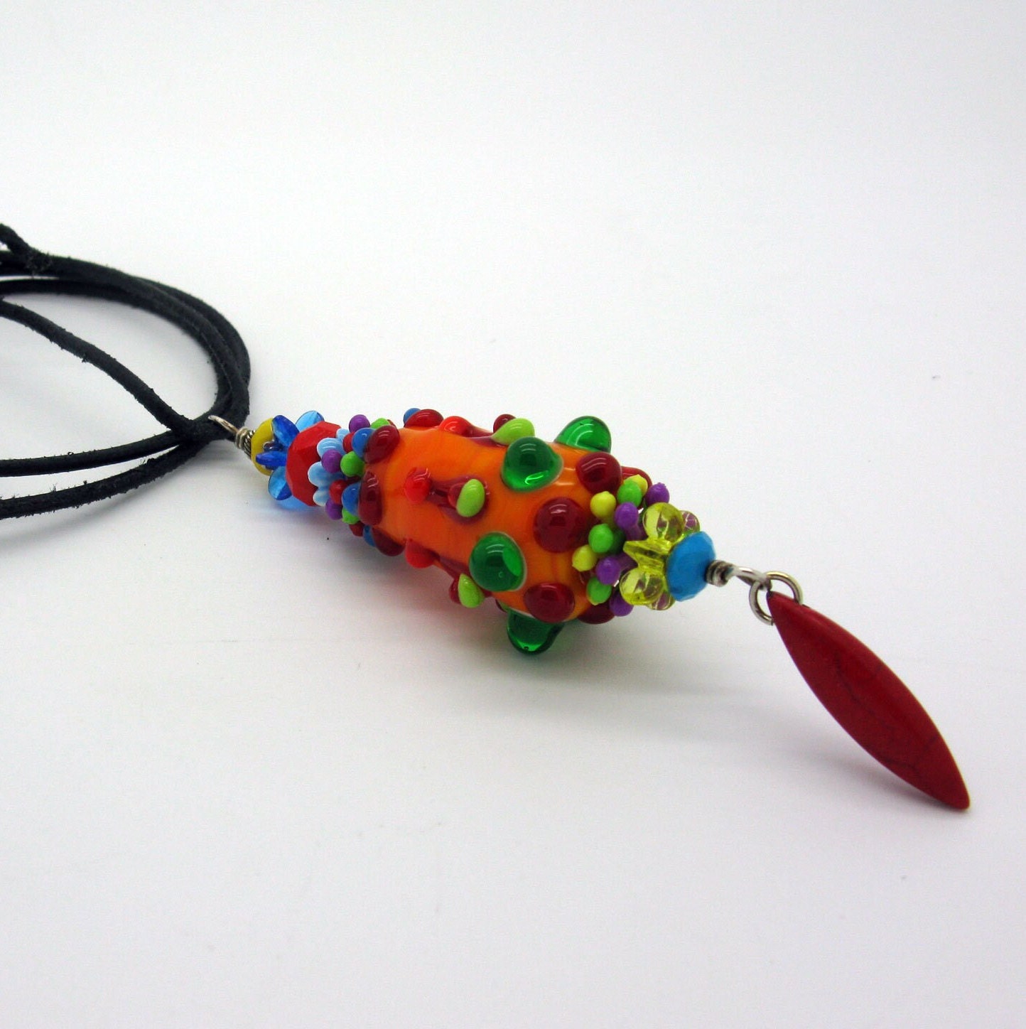 Lange Farbenfrohe Lampwork Kette, Handgefertigte Bunte Glasperle Mit Leder Einzigartige Statement Kette von CajasBoutique