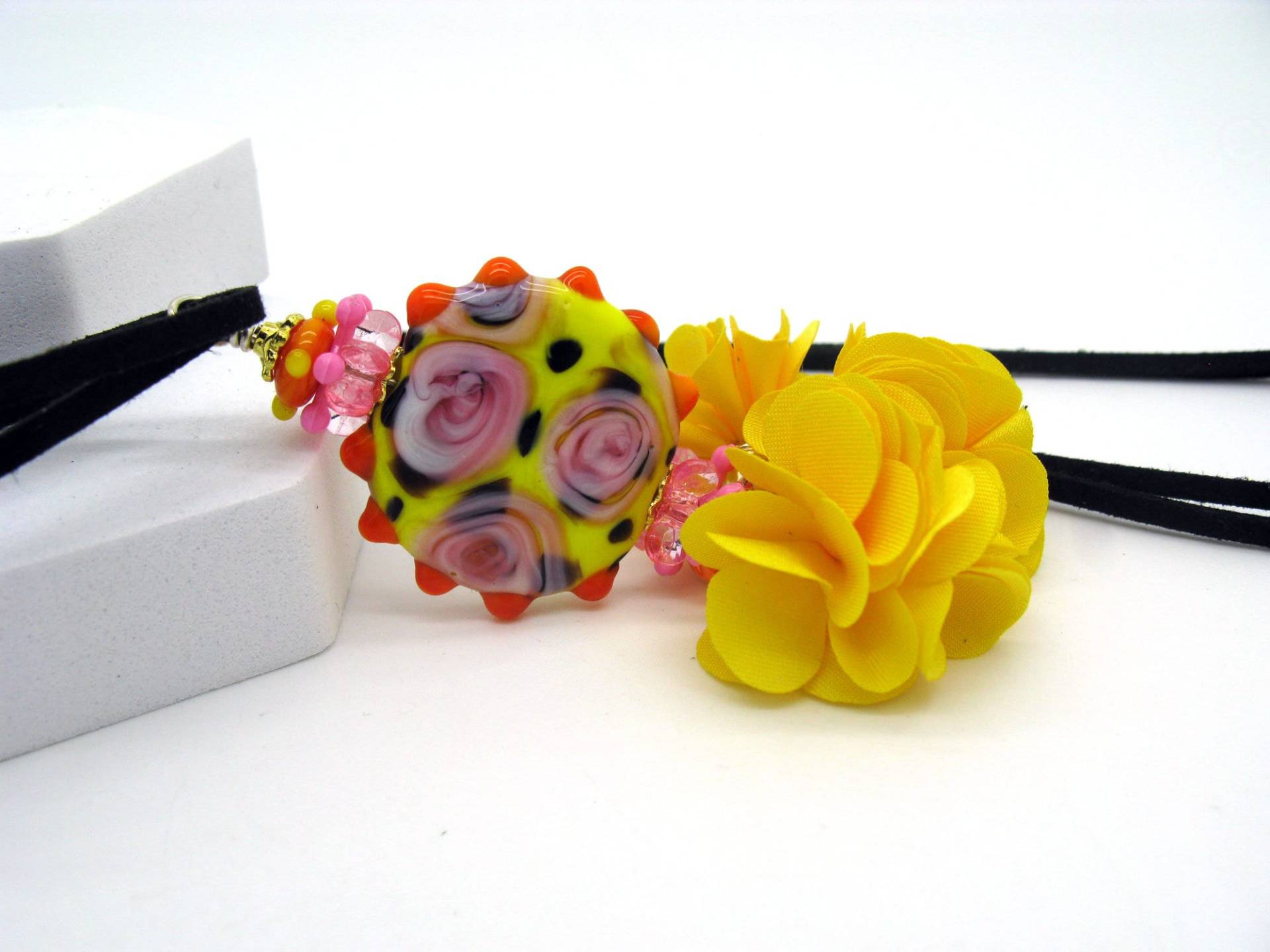 Lange Gelbe Lampwork Kette, Handgefertigte Bunte Glasperlen, Einzigartige Statement Kette Mit Sonnengelben Stoffblüten Dekoriert, Unikat von CajasBoutique