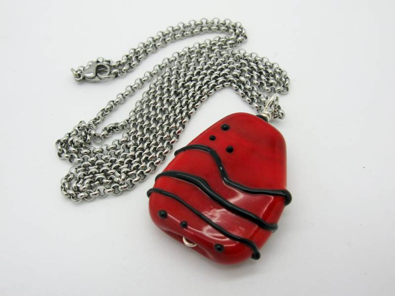 Lange Kette Mit Großem Roten Lampwork Anhänger, Komplett Schlichter Edelstahlkette von CajasBoutique
