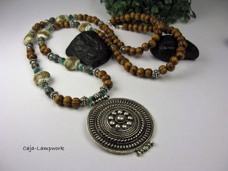 Lange Kette Mit Keramik, Lampwork Linsen Und Schildanhänger von CajasBoutique