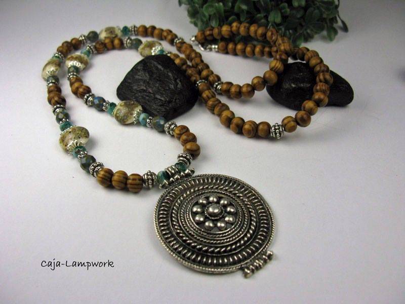 Lange Kette Mit Keramik, Lampwork Linsen Und Schildanhänger von CajasBoutique