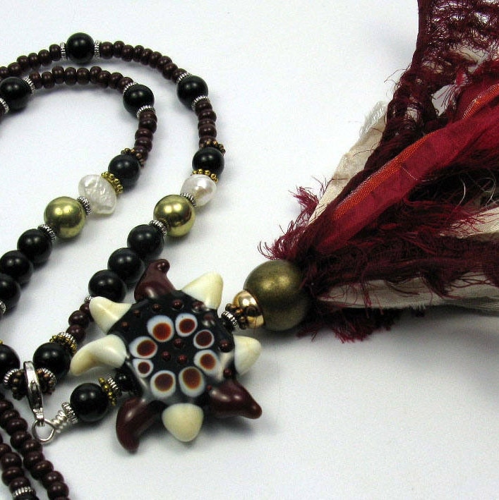 Lange Kette Mit Lampwork Künstlerperle, Bordeauxrot, Handgebundener Seiden Quast, Boho Style von CajasBoutique