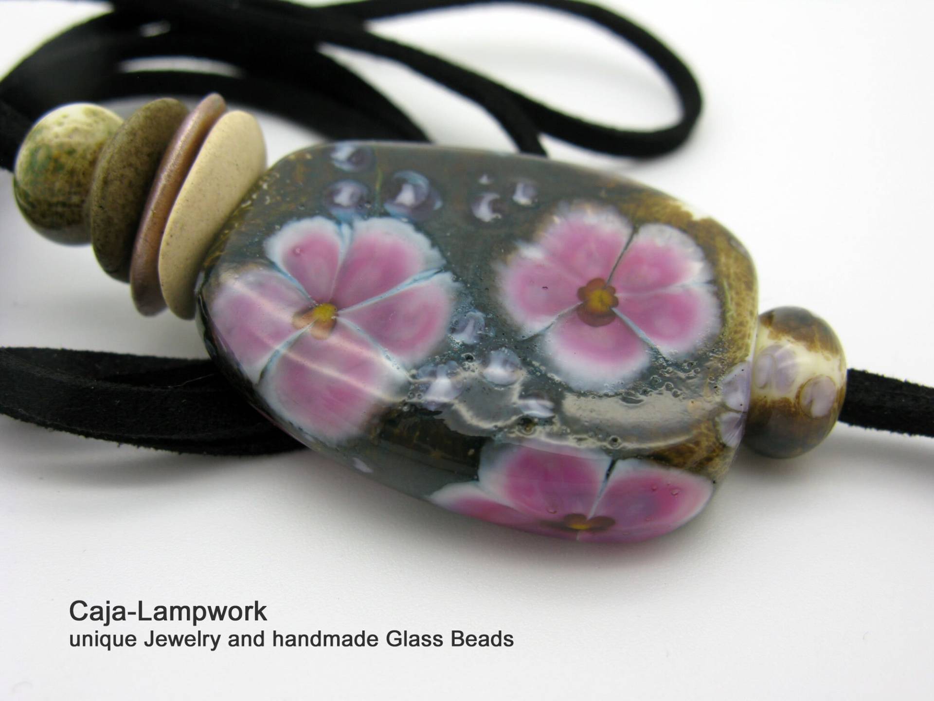 Lange Naturfarbene Lampwork-Kette Mit Rosa Wildrosen, Große Künstler Perle, Blütenmalerei, Statement Kette, Lampwork Kette von CajasBoutique