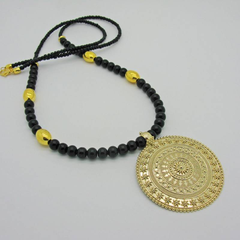 Lange Schwarz Goldene Perlenkette Mit Sehr Großem Goldenen Anhänger, Edle Kette Zum Lagenlook Lange Schwarz Goldene Perlenkette Mit Sehr Großem Goldenen Anhänger, Edle Kette Zum Lagenlook von CajasBoutique