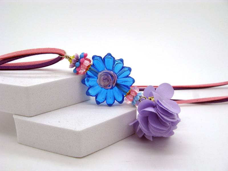 Lange Türkise Lampwork Kette, Handgefertigte Blümchen Glasperle, Einzigartige Statement Kette Mit Fliederfarbenen Stoffblüten Dekoriert Lange Türkise Lampwork Kette, Handgefertigte Blümchen Glasperle, Einzigartige Statement Kette Mit Fliederfarbenen Stoffblüten Dekoriert von CajasBoutique