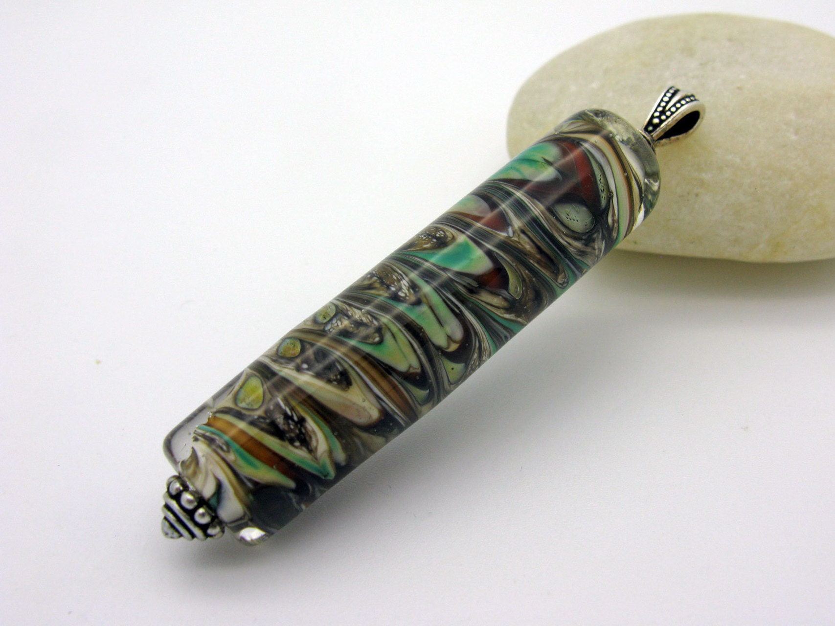 Langer Petrol Elfenbeinfarbener Lampwork Anhänger, Handgefertigter Glasanhänger, Kettenanhänger von CajasBoutique