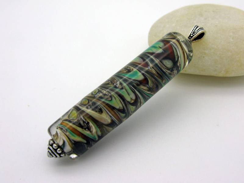 Langer Petrol Elfenbeinfarbener Lampwork Anhänger, Handgefertigter Glasanhänger, Kettenanhänger von CajasBoutique