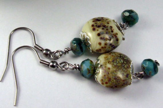 Ohrschmuck, Hängerchen, Lampwork, Türkis-Elfenbein Ohrschmuck, Hängerchen, Lampwork, Türkis-Elfenbein von CajasBoutique