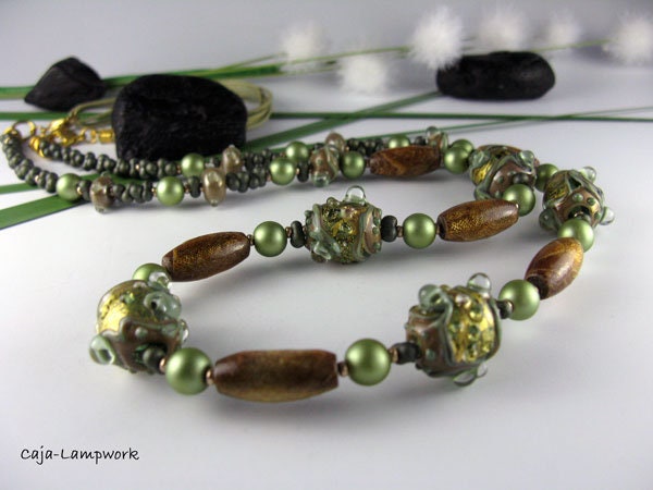 Olivgrüne, Lange Lampwork Kette, Perlen Mit Echtgold Auflage, Goldene Korallenperlen, Variabel in Der Länge von CajasBoutique