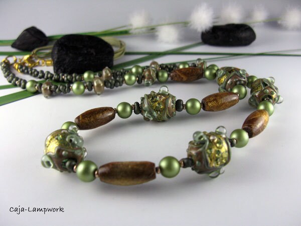 Olivgrüne, Lange Lampwork Kette, Perlen Mit Echtgold Auflage, Goldene Korallenperlen, Variabel in Der Länge von CajasBoutique