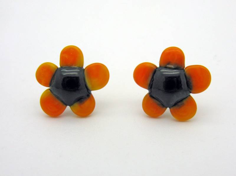 Orange Braune Daisy Ohrstecker, Glasblüten, Verspielter Blumen Ohrschmuck, Handgemachte Blümchen Ohrstecker von CajasBoutique