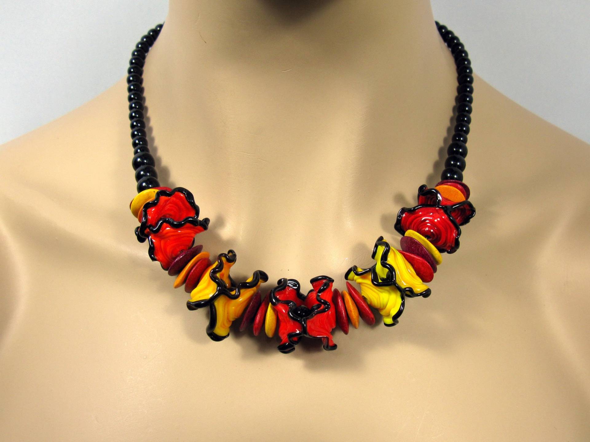 Rot Orange Wellen Perlen Kette, Handgefertigte Glasperlen, Aussergewöhnliche Glaskette, Statement Kette von CajasBoutique