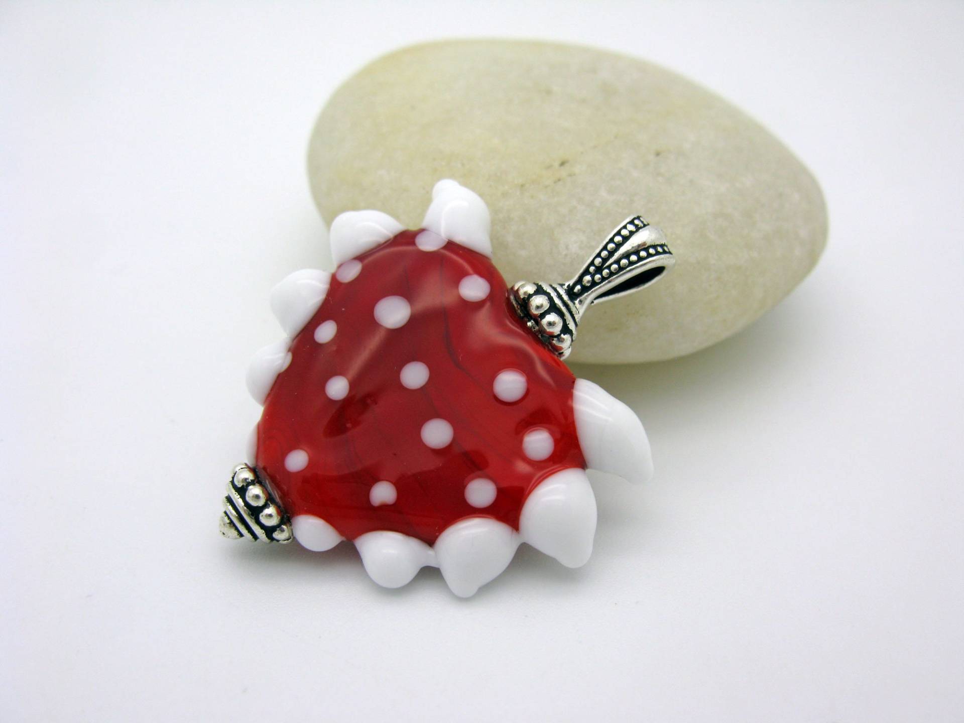 Rot Weißer Herz Anhänger, Handgefertigter Lampwork Rot Weiß Gepunktetes Glasherz von CajasBoutique