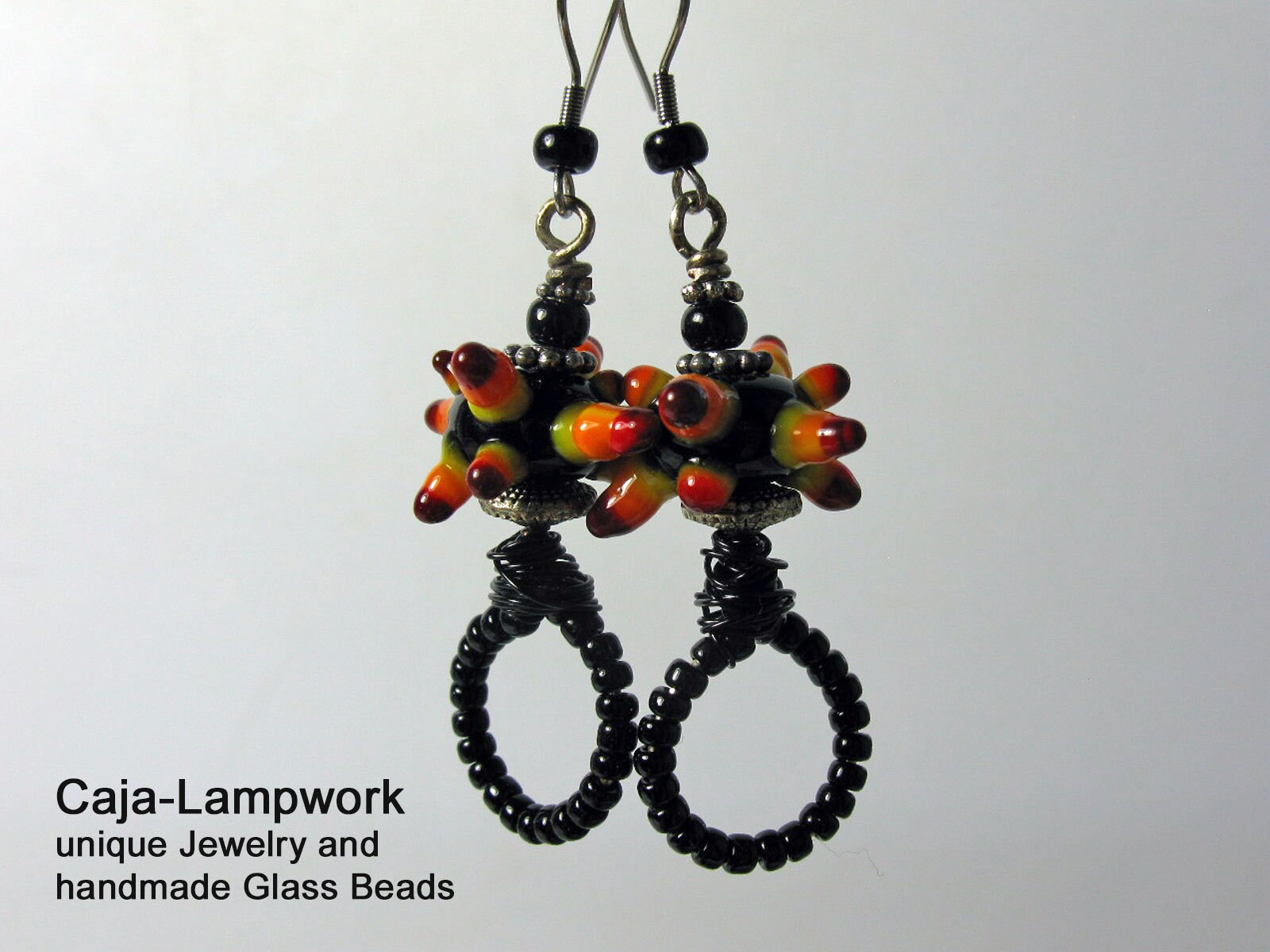 Schwarz Rote Loop Ohrringe Mit Spike Perle, Lampwork Stachelperle, Handgefertigte Glasperlen, Einzigartig, Auffällige Lange von CajasBoutique