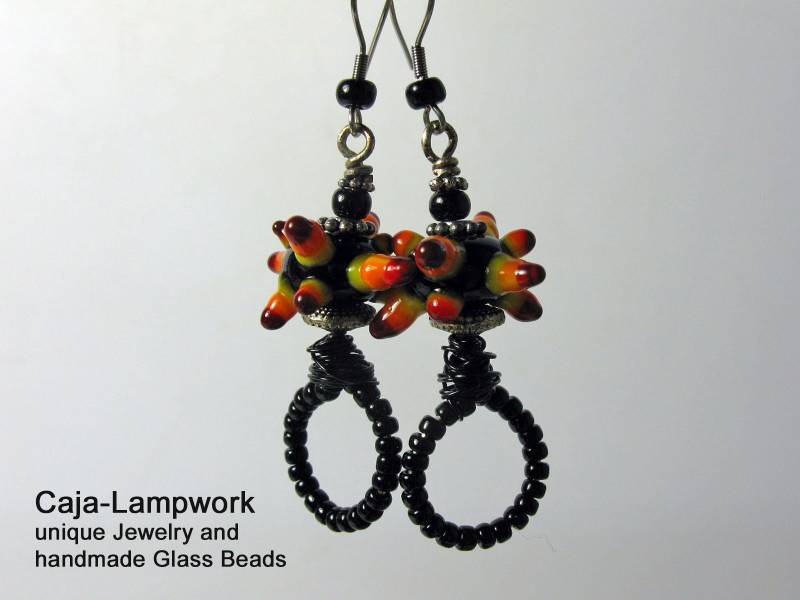 Schwarz Rote Loop Ohrringe Mit Spike Perle, Lampwork Stachelperle, Handgefertigte Glasperlen, Einzigartig, Auffällige Lange von CajasBoutique