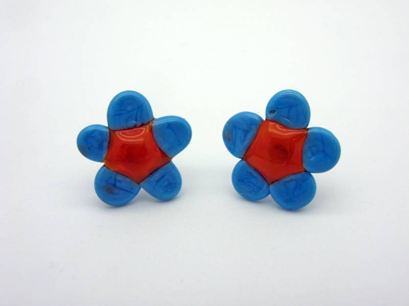 Türkisblaue Vergissmeinnicht Ohrstecker, Glasblüten, Verspielter Blumen Ohrschmuck, Handgemachte Blümchen Ohrstecker von CajasBoutique